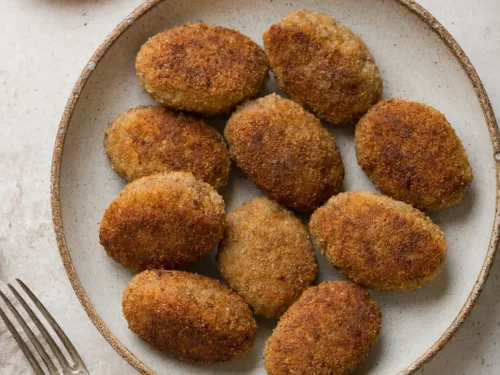Mondeghili milanesi dorati, tradizionali polpette di carne della cucina lombarda