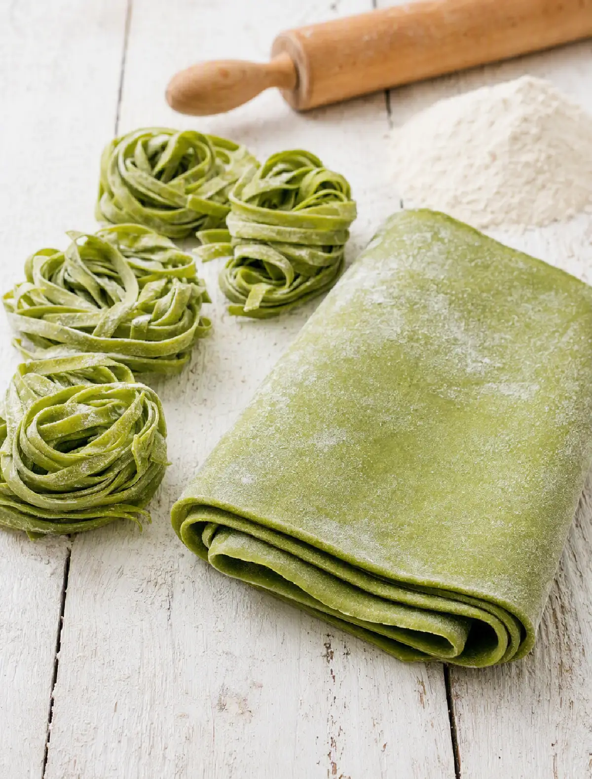 Sfoglia verde all'uovo fatta in casa con spinaci, uova e farina