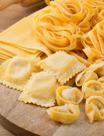 Pasta fresca all'uovo stesa sulla spianatoia di legno