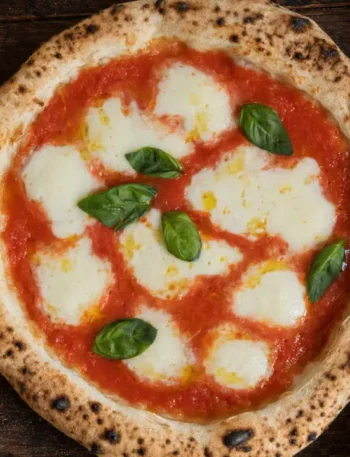 Pizza Margherita napoletana con pomodoro, mozzarella e basilico