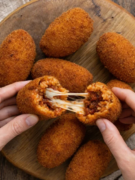 Supplì alla romana al telefono con mozzarella filante