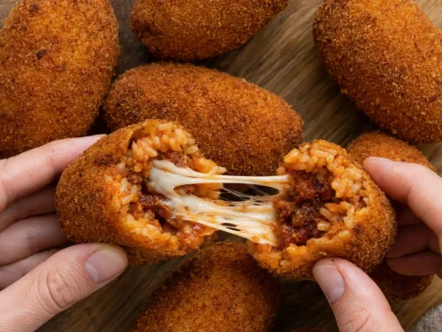 Supplì alla romana al telefono con mozzarella filante