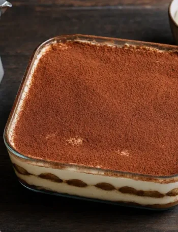 Tiramisù tradizionale con mascarpone, caffè, savoiardi e cacao
