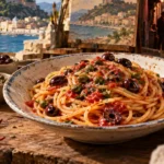 Pasta alla Puttanesca con pomodoro, olive e capperi, Ischia sullo sfondo