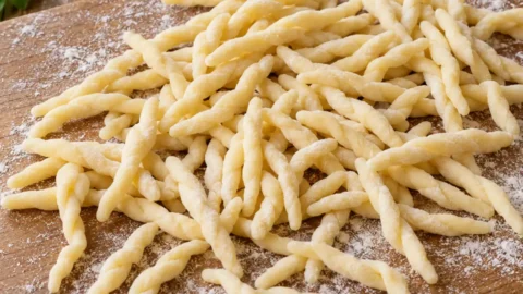Trofie fatte in casa preparate a mano sulla spianatoia